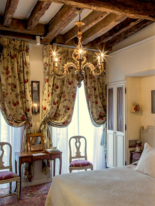 Hotel-Caron-de-Beaumarchais-room