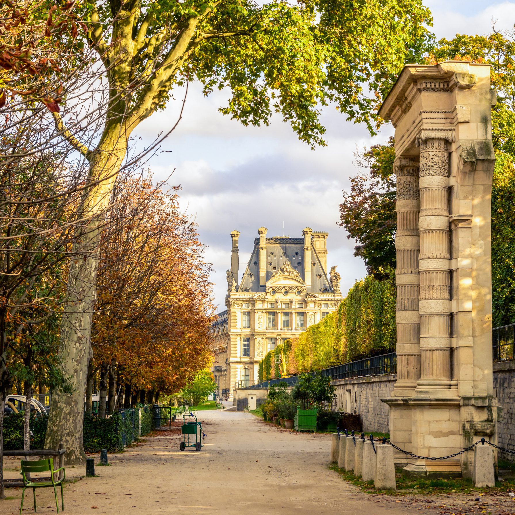 Tuileries-Remnant-Arch-Dreamstime-1