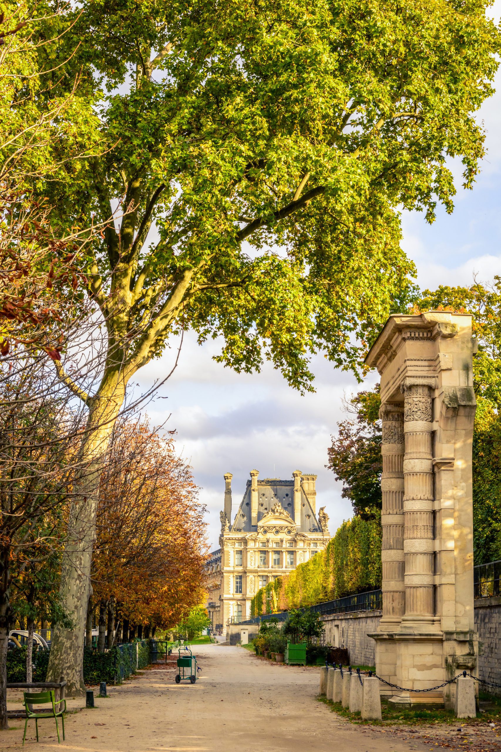 Tuileries-Remnant-Arch-Dreamstime