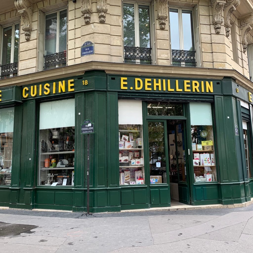 A small Souvenir shop in Paris. Gift shop..Promenade dans Paris 