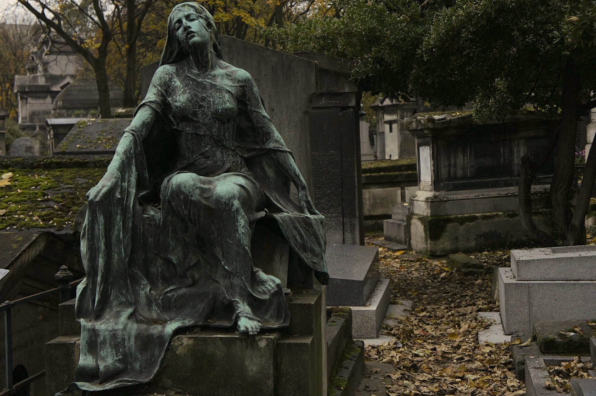 Montmartre-Cemetery-sculpture