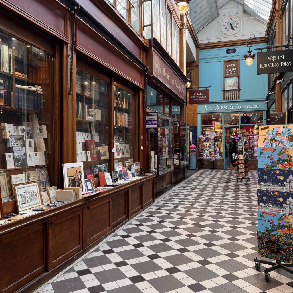 A small Souvenir shop in Paris. Gift shop..Promenade dans Paris 