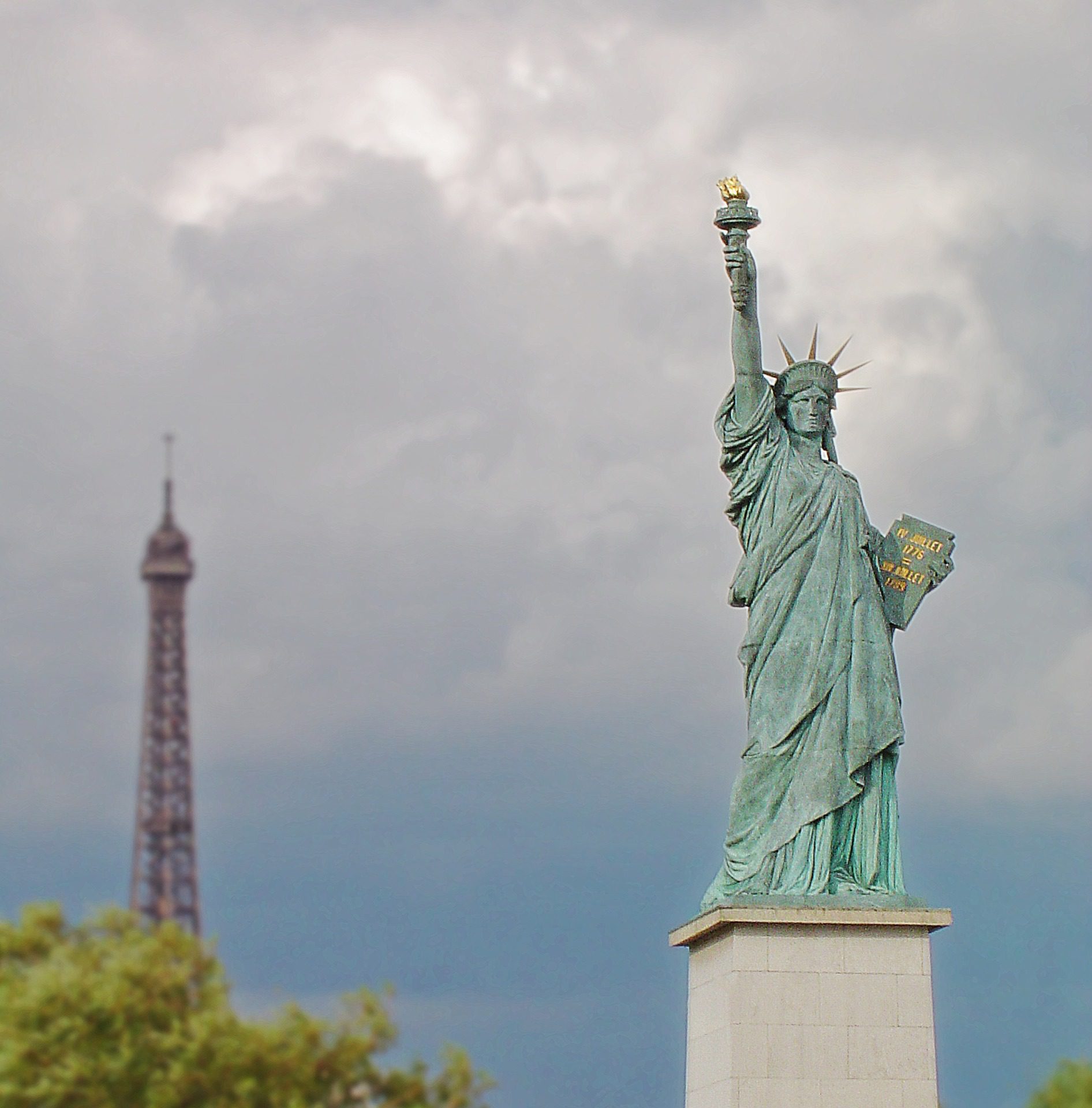 Statue-of-Liberty-and-Eiffel-Tower