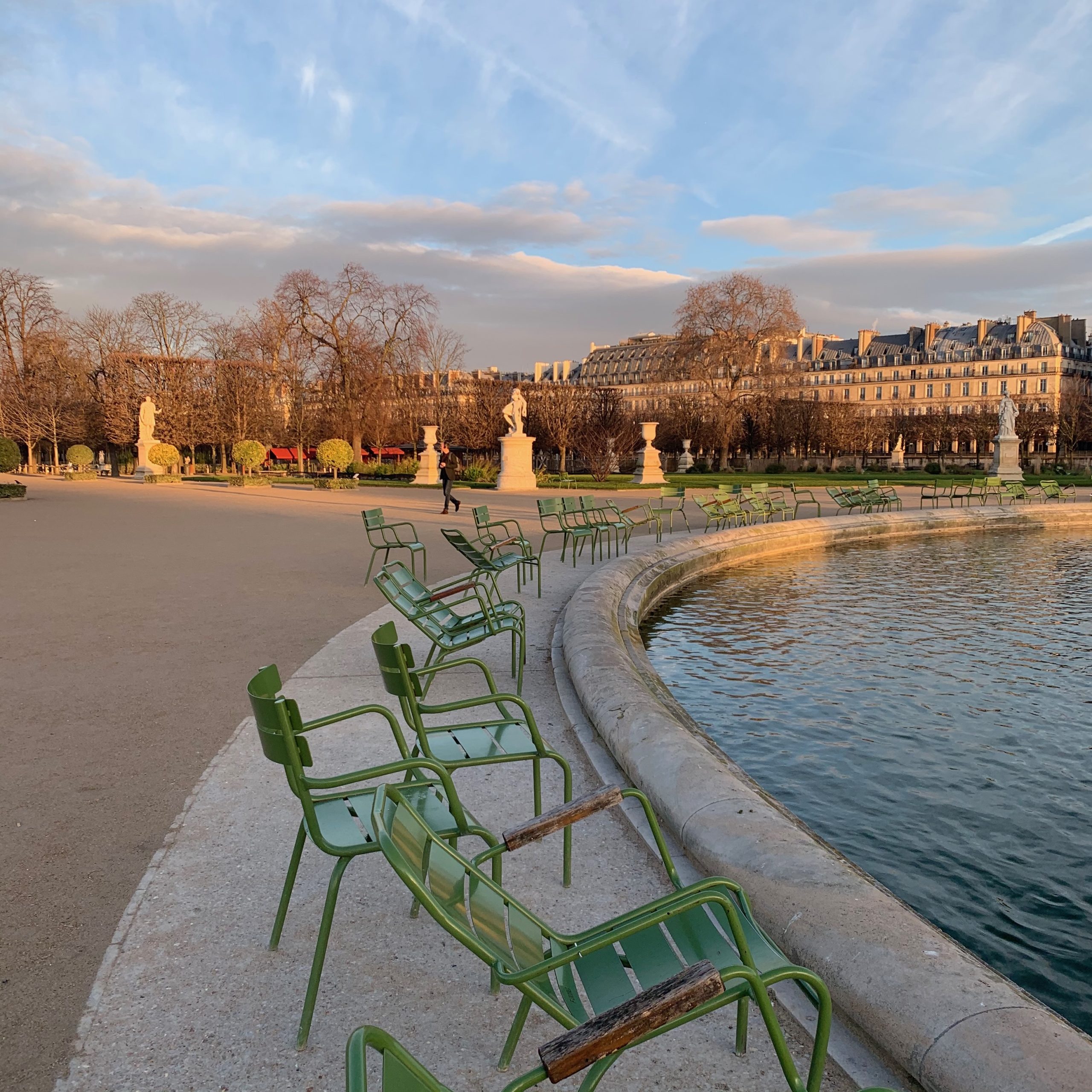 Tuileries-chairs-and-pond